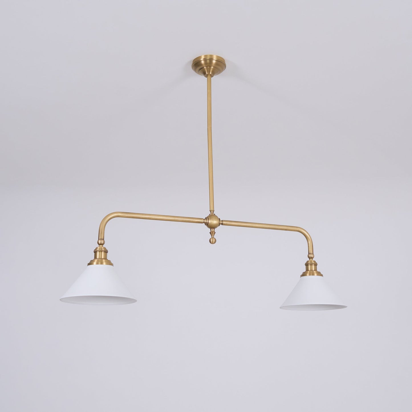 Luxe Design Hanglamp Met Witte Glazen Kappen Voor Eettafel En Keukeneiland In Messing Afwerking