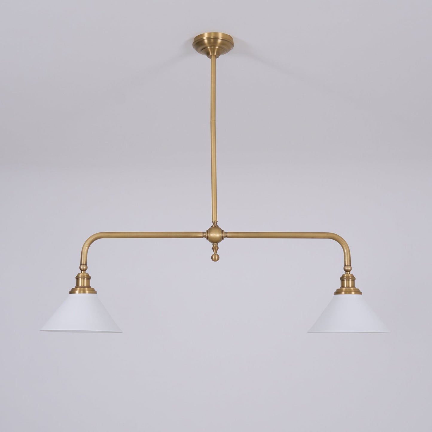 Luxe Design Hanglamp Met Witte Glazen Kappen Voor Eettafel En Keukeneiland In Messing Afwerking