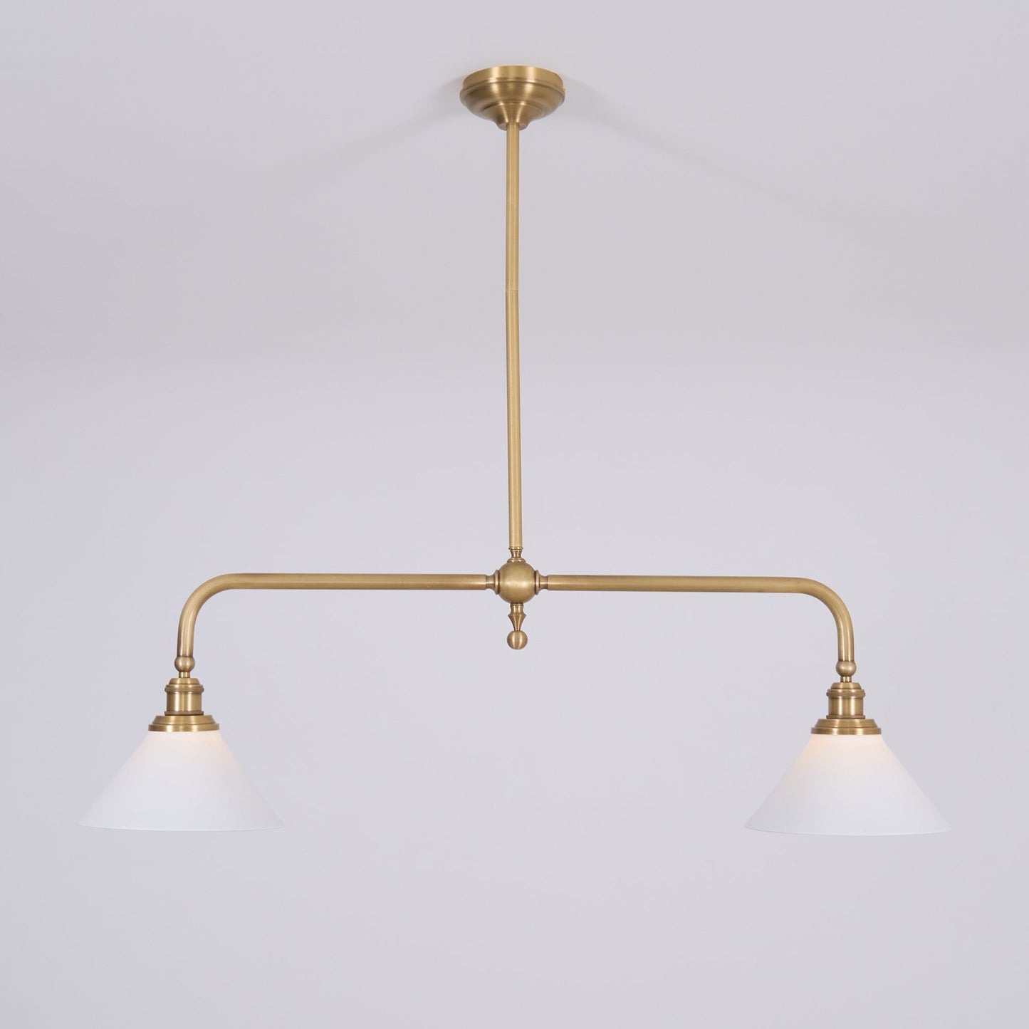 Luxe Design Hanglamp Met Witte Glazen Kappen Voor Eettafel En Keukeneiland In Messing Afwerking