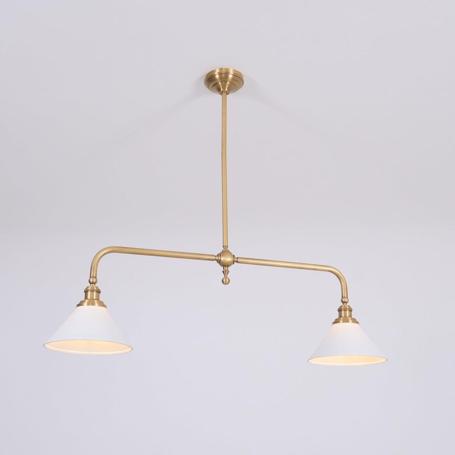 Luxe Design Hanglamp Met Witte Glazen Kappen Voor Eettafel En Keukeneiland In Messing Afwerking