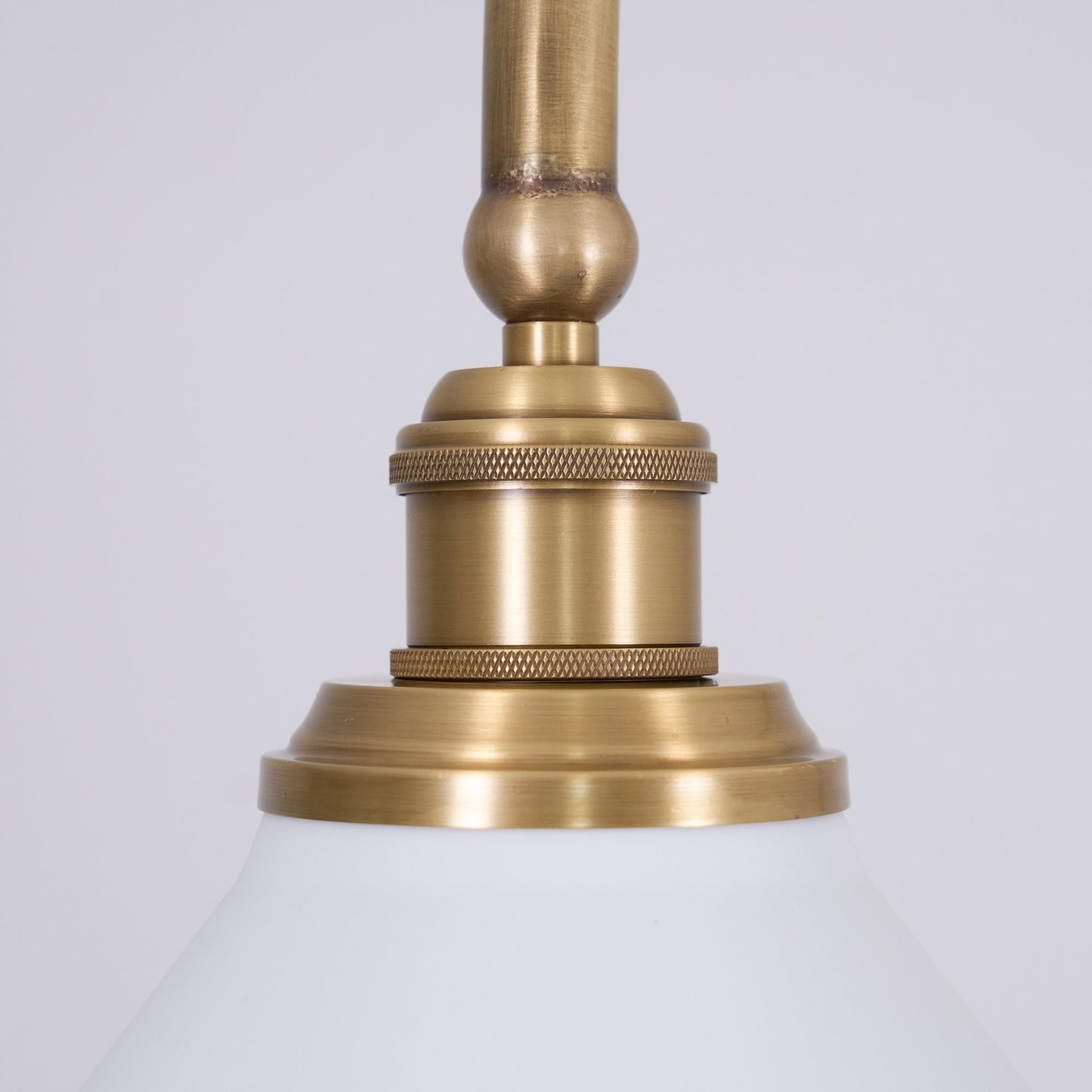 Luxe Design Hanglamp Met Witte Glazen Kappen Voor Eettafel En Keukeneiland In Messing Afwerking
