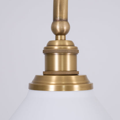 Luxe Design Hanglamp Met Witte Glazen Kappen Voor Eettafel En Keukeneiland In Messing Afwerking