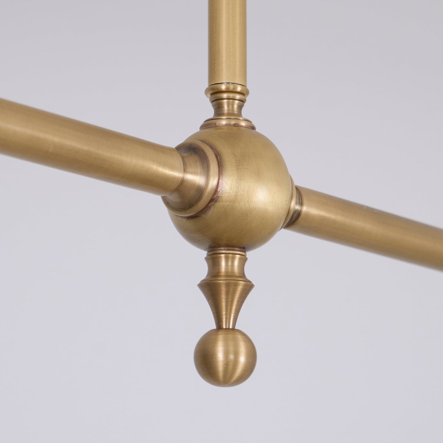 Luxe Design Hanglamp Met Witte Glazen Kappen Voor Eettafel En Keukeneiland In Messing Afwerking