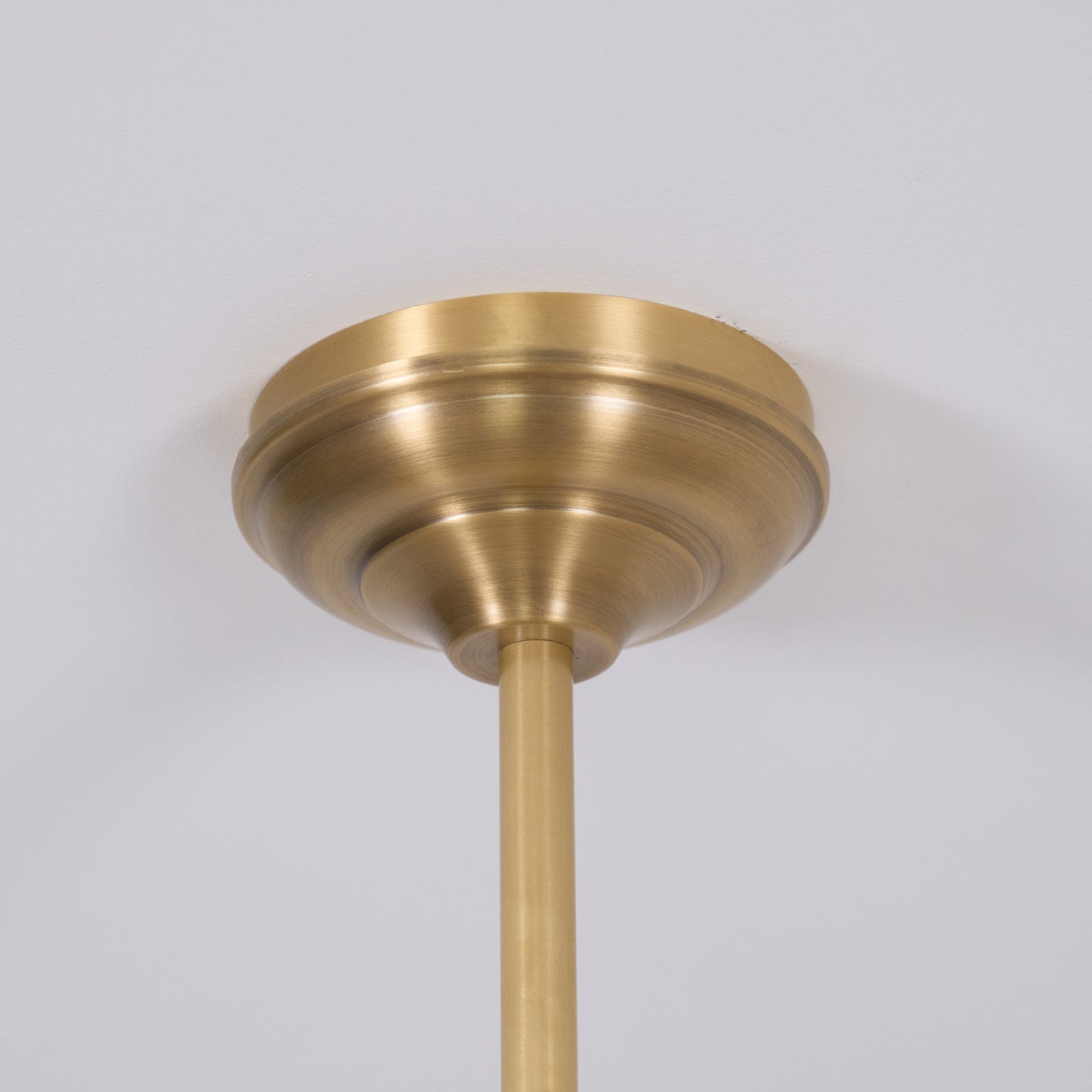 Luxe Design Hanglamp Met Witte Glazen Kappen Voor Eettafel En Keukeneiland In Messing Afwerking