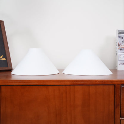 Luxe Design Hanglamp Met Witte Glazen Kappen Voor Eettafel En Keukeneiland In Messing Afwerking