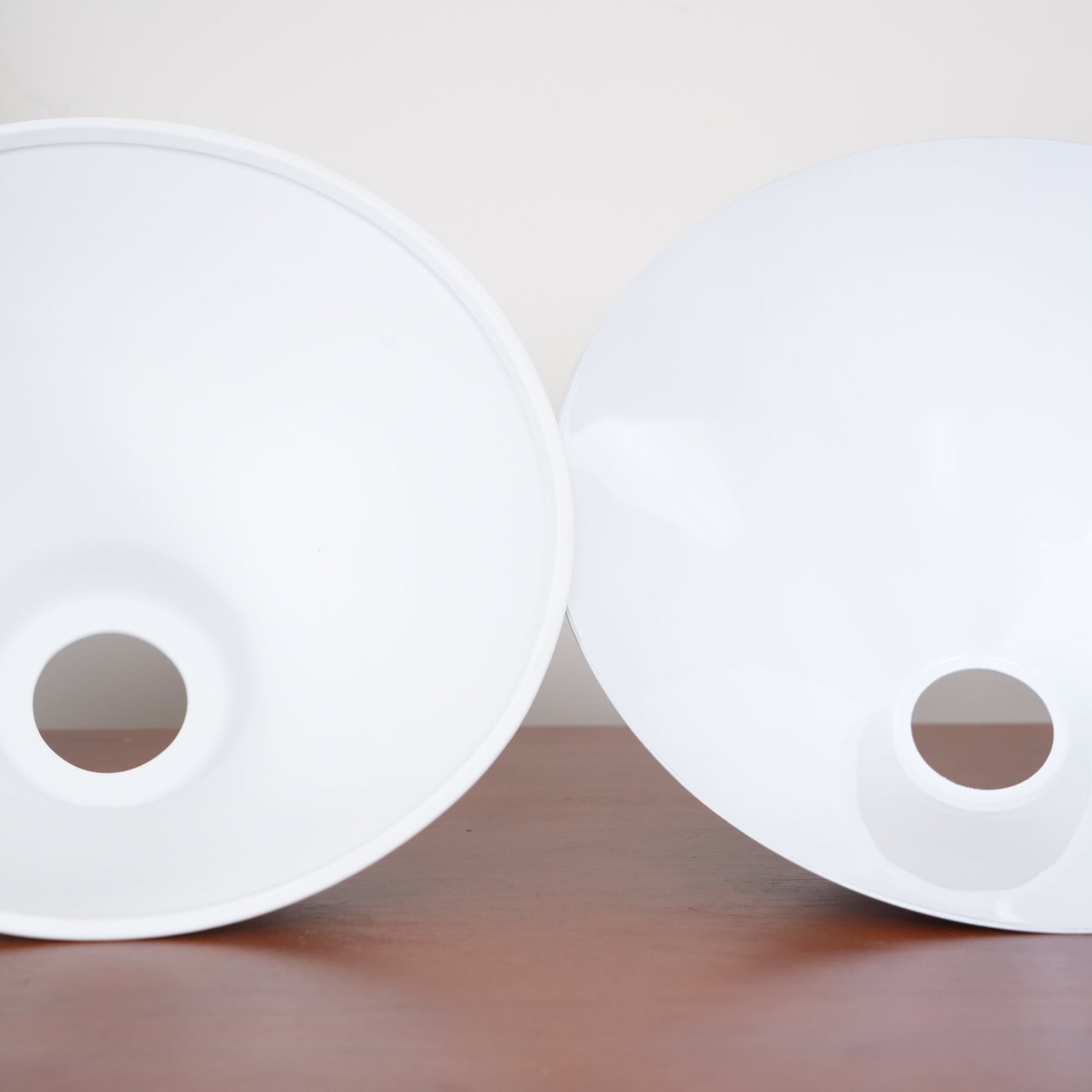 Luxe Design Hanglamp Met Witte Glazen Kappen Voor Eettafel En Keukeneiland In Messing Afwerking