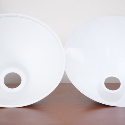 Luxe Design Hanglamp Met Witte Glazen Kappen Voor Eettafel En Keukeneiland In Messing Afwerking