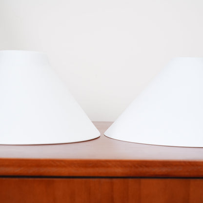 Luxe Design Hanglamp Met Witte Glazen Kappen Voor Eettafel En Keukeneiland In Messing Afwerking