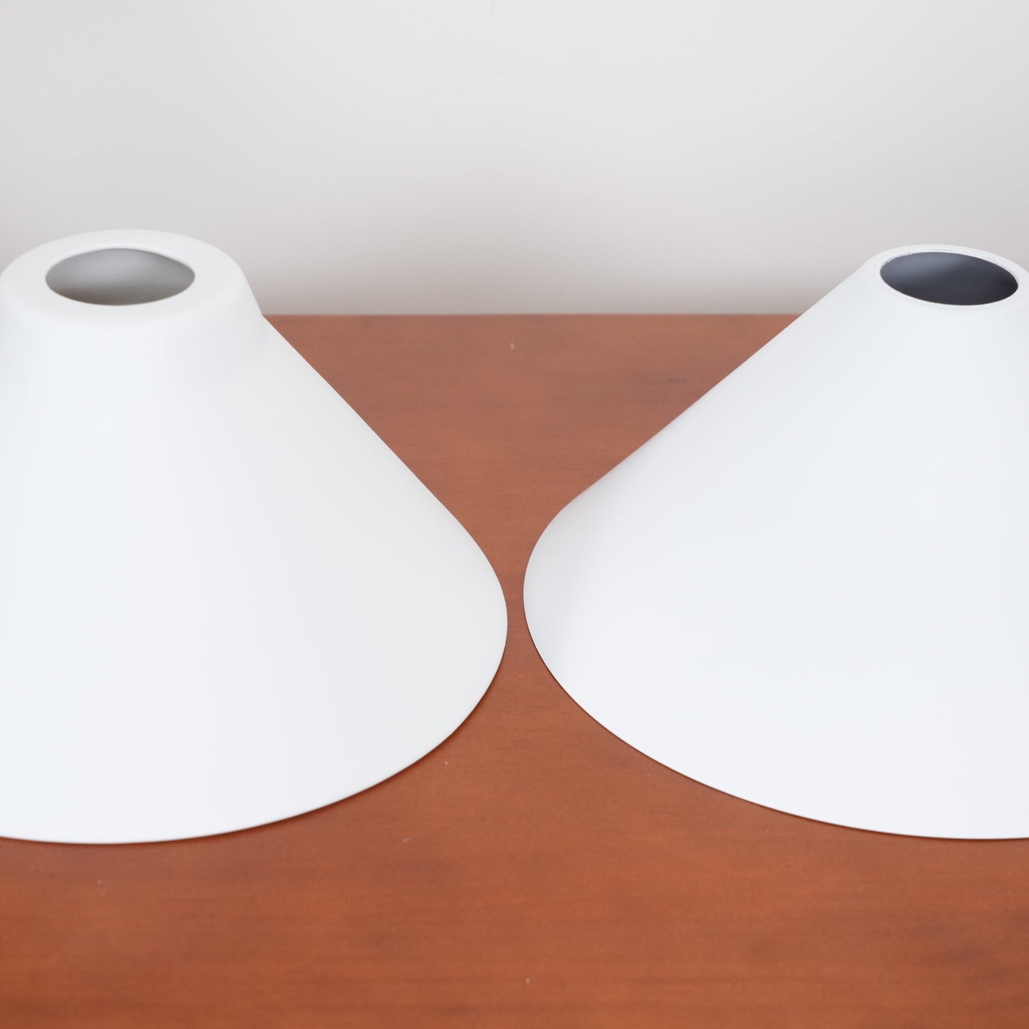 Luxe Design Hanglamp Met Witte Glazen Kappen Voor Eettafel En Keukeneiland In Messing Afwerking
