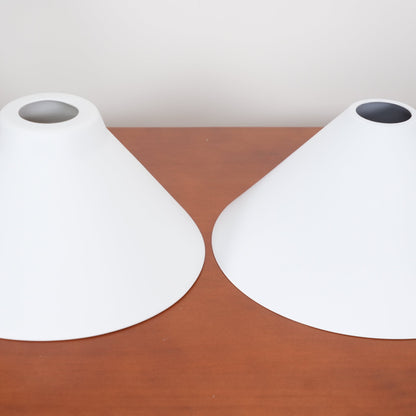 Luxe Design Hanglamp Met Witte Glazen Kappen Voor Eettafel En Keukeneiland In Messing Afwerking