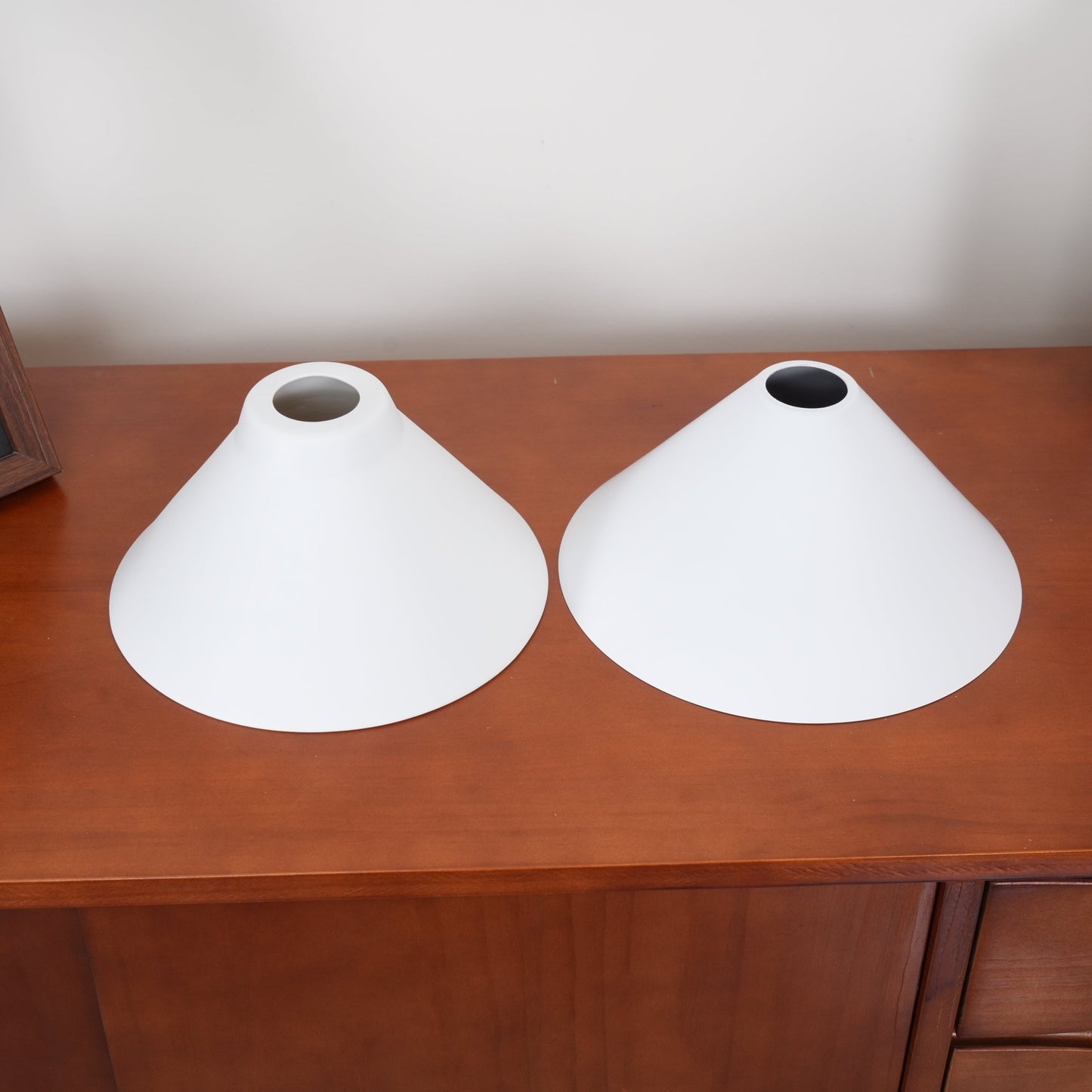 Luxe Design Hanglamp Met Witte Glazen Kappen Voor Eettafel En Keukeneiland In Messing Afwerking