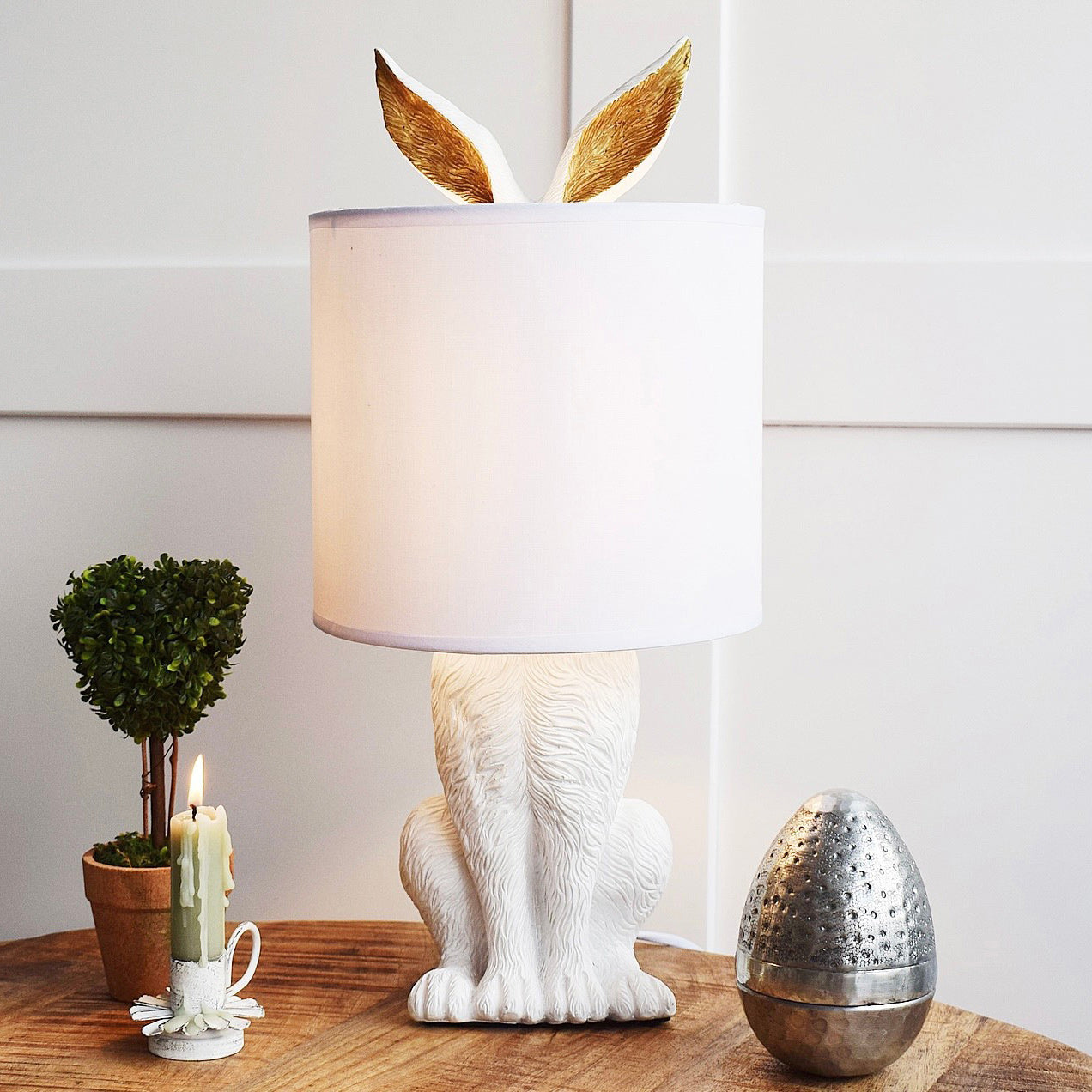 Hazenbeeldje Tafellamp met Stoffen Kap | Modern Design | Kunsthars | Charmante Decoratieve Verlichting