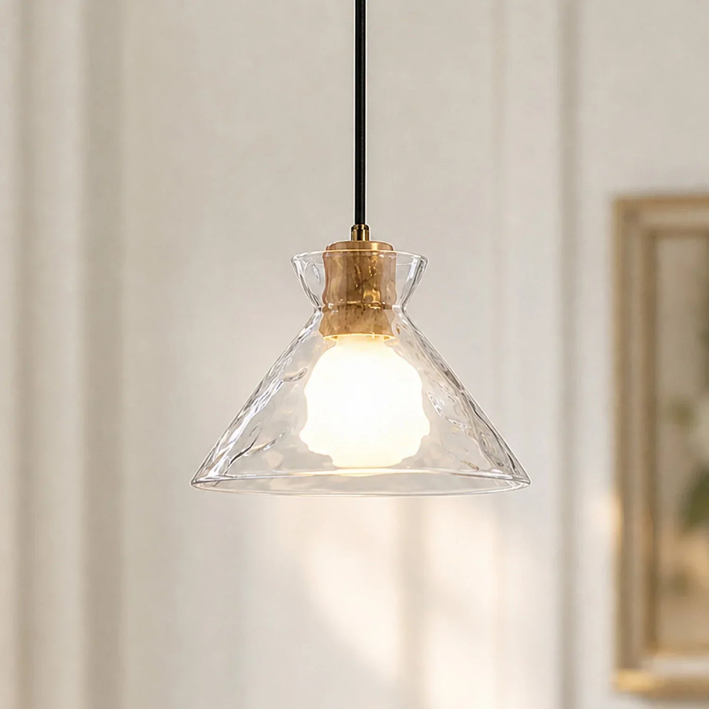 Glazen Hanglamp met Geslepen Koepel en Houten Accenten – Rustieke Eethoekverlichting