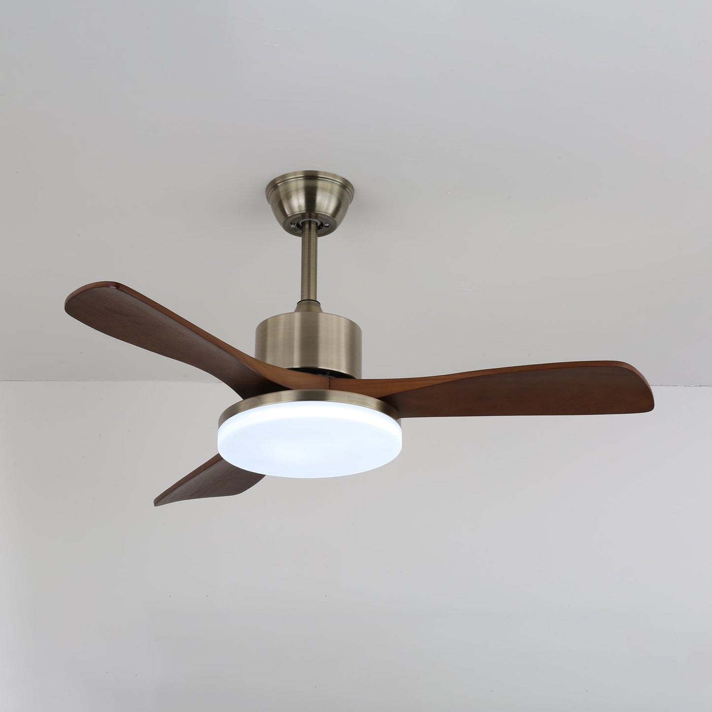 Plafondventilator Selora met Verlichting – Messing & Hout – Modern Design met Afstandsbediening – 6 Snelheden – LED 48W Dimbaar – Ø106cm of Ø132cm – Luxe Plafondlamp & Koelsysteem – Inclusief Afstandsbediening