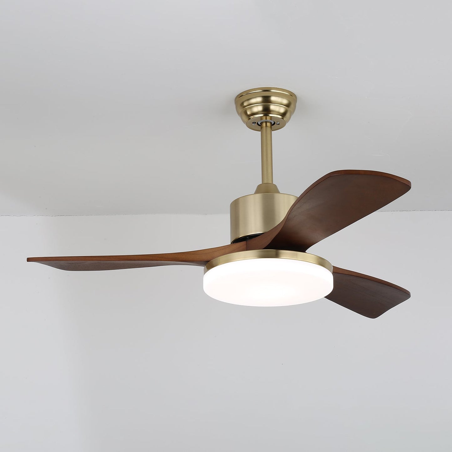 Plafondventilator Selora met Verlichting – Messing & Hout – Modern Design met Afstandsbediening – 6 Snelheden – LED 48W Dimbaar – Ø106cm of Ø132cm – Luxe Plafondlamp & Koelsysteem – Inclusief Afstandsbediening
