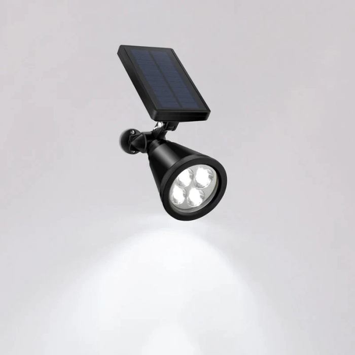 Een energiezuinige tuinlamp met een zwart zonnepaneel en vier witte LED-lampen. De lamp is ideaal voor buitengebruik, biedt krachtige verlichting en wordt aangedreven door zonne-energie, waardoor het een duurzame keuze is voor het verlichten van tuinen en opritten.