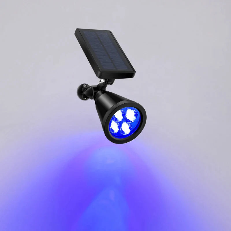 Een energiezuinige tuinlamp met een zwart zonnepaneel en vier blauwe LED-lampen. De lamp is perfect voor het verlichten van buitenruimtes en wordt aangedreven door zonne-energie, wat zorgt voor een duurzame en sfeervolle verlichting.