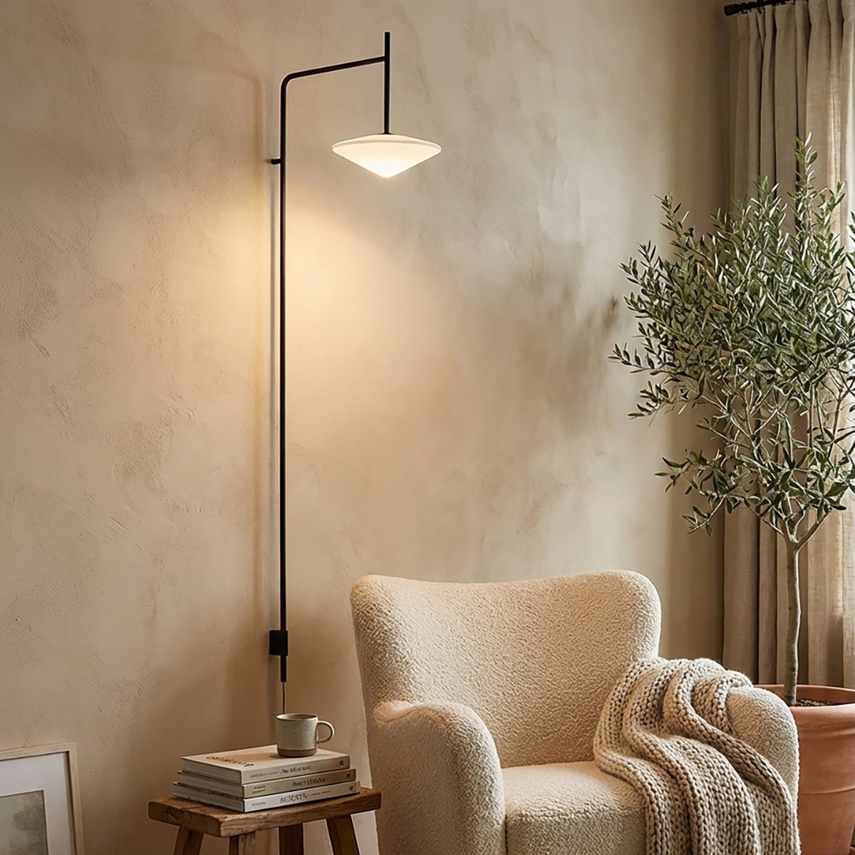 Verstelbare Wandlamp met Zwenkarm | Mondgeblazen Glazen Kap | Stekkermodel