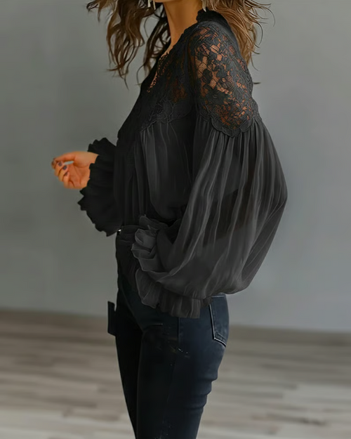 Victoria | Elegante blouse van bloemenkant met pofmouwen 3