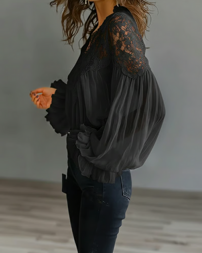 Victoria | Elegante blouse van bloemenkant met pofmouwen 3