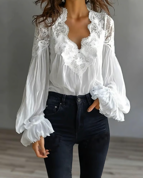 Victoria | Elegante blouse van bloemenkant met pofmouwen 4