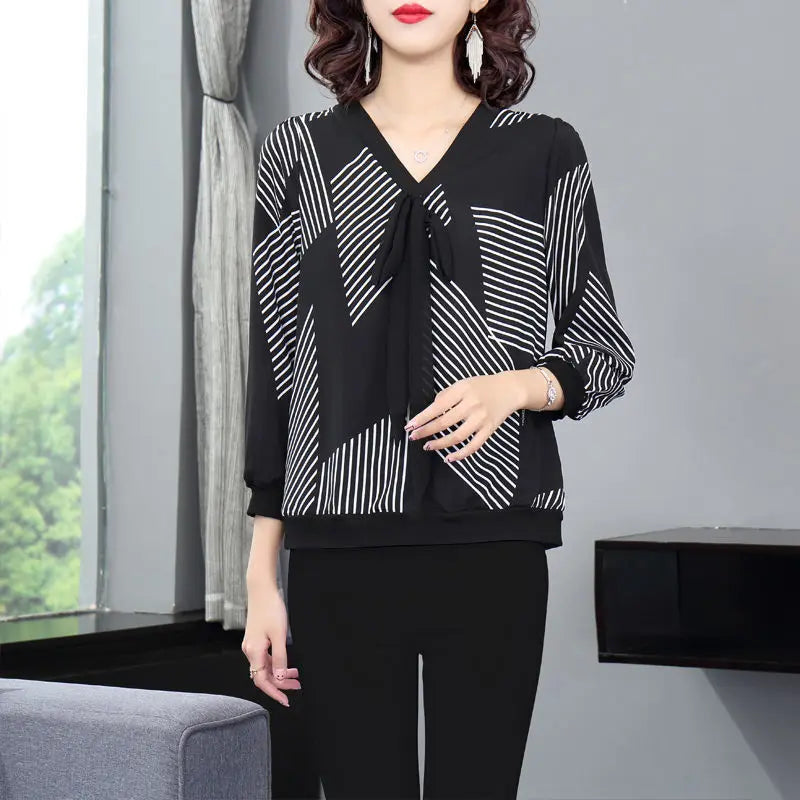 Vrouwelijke Blouse met V-Hals en Streepjes