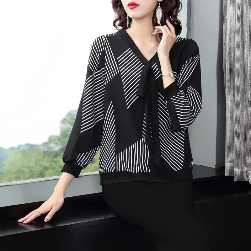 Vrouwelijke Blouse met V-Hals en Streepjes