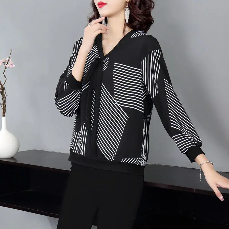 Vrouwelijke Blouse met V-Hals en Streepjes