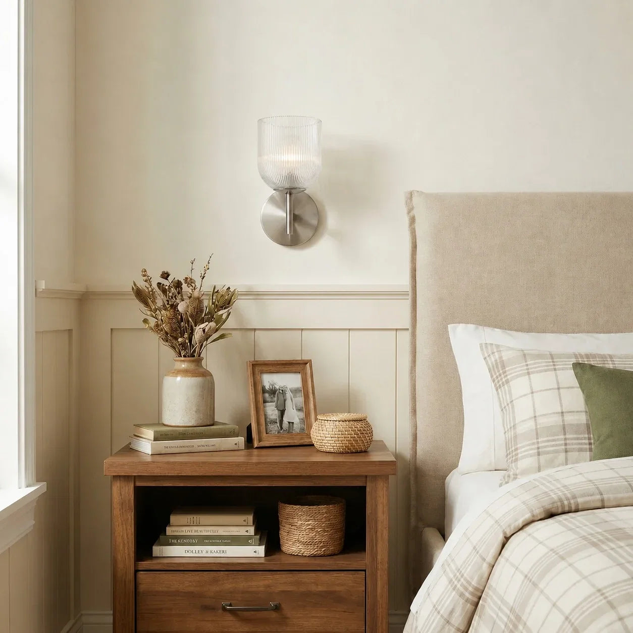Wandlamp met geribbeld glas en koperen finish voor hal, slaapkamer en badkamer