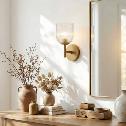 Wandlamp met geribbeld glas en koperen finish voor hal, slaapkamer en badkamer