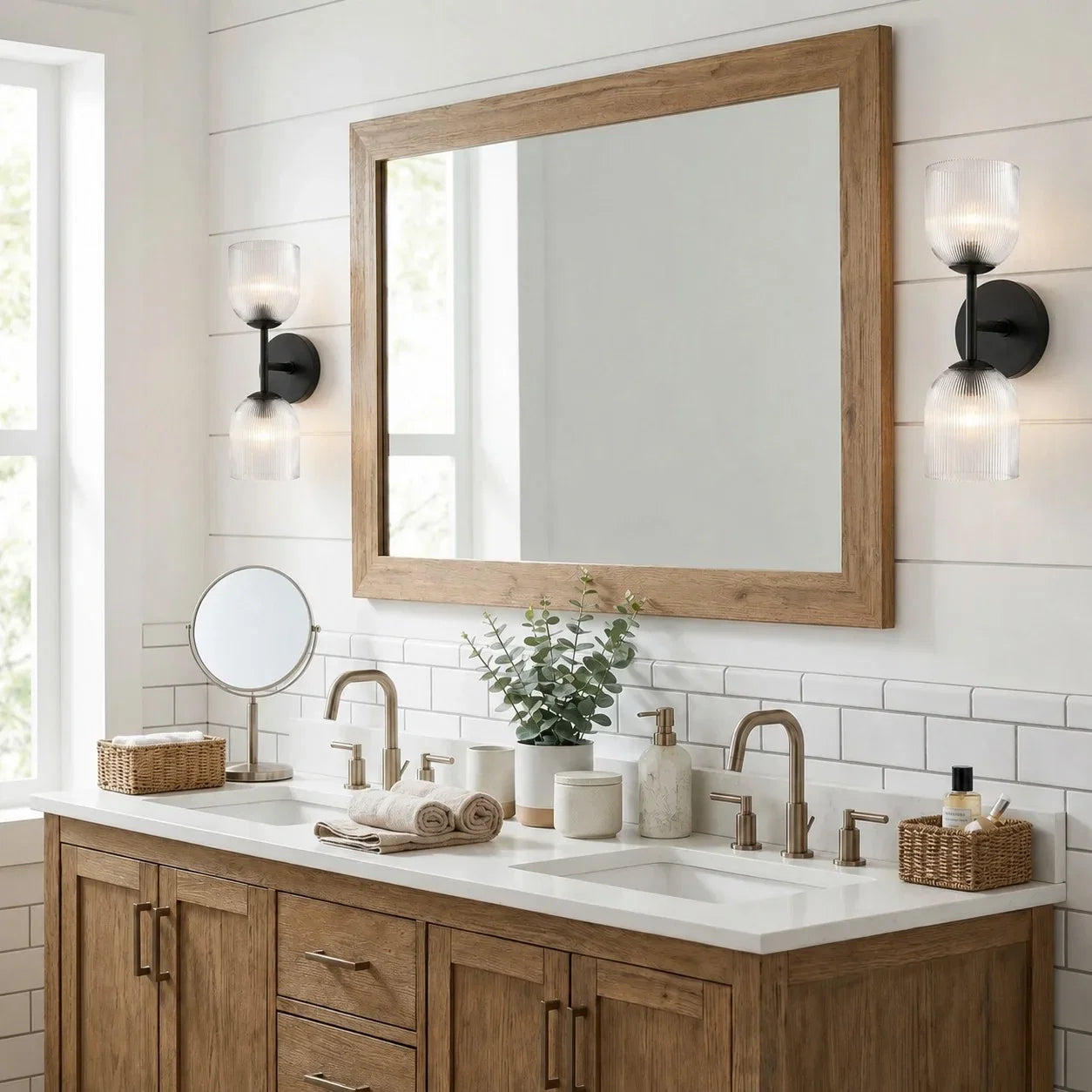 Wandlamp met geribbeld glas en koperen finish voor hal, slaapkamer en badkamer