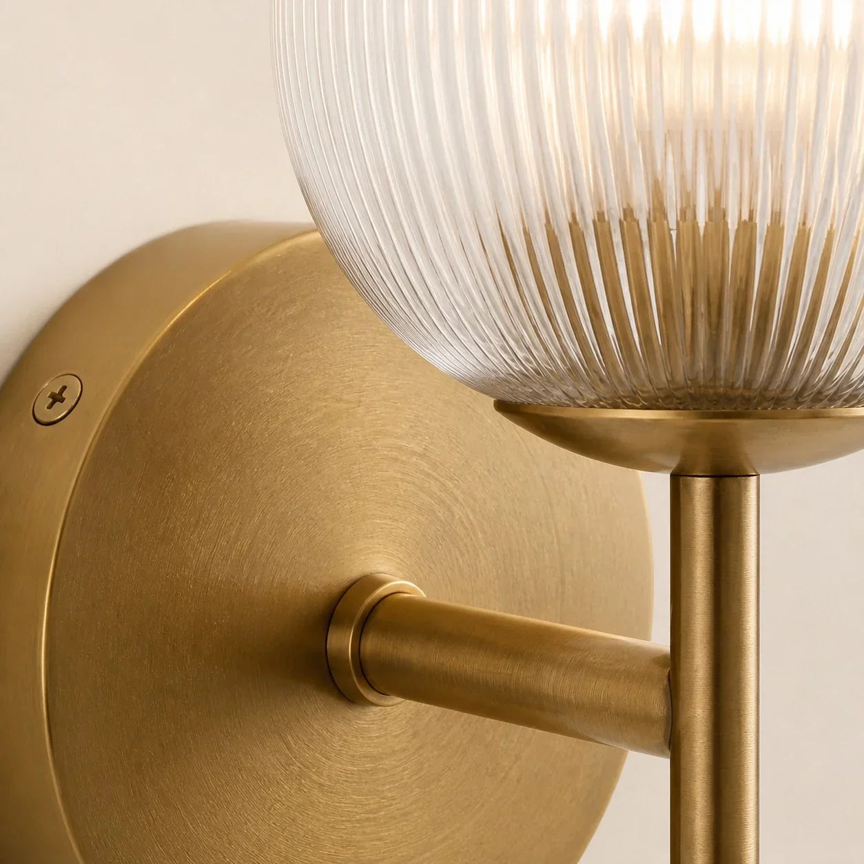 Wandlamp met geribbeld glas en koperen finish voor hal, slaapkamer en badkamer