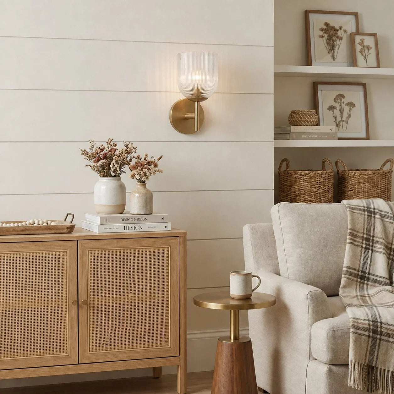 Wandlamp met geribbeld glas en koperen finish voor hal, slaapkamer en badkamer