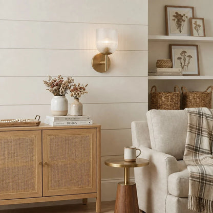 Wandlamp met geribbeld glas en koperen finish voor hal, slaapkamer en badkamer
