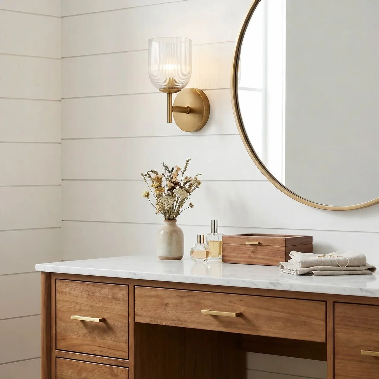 Wandlamp met geribbeld glas en koperen finish voor hal, slaapkamer en badkamer