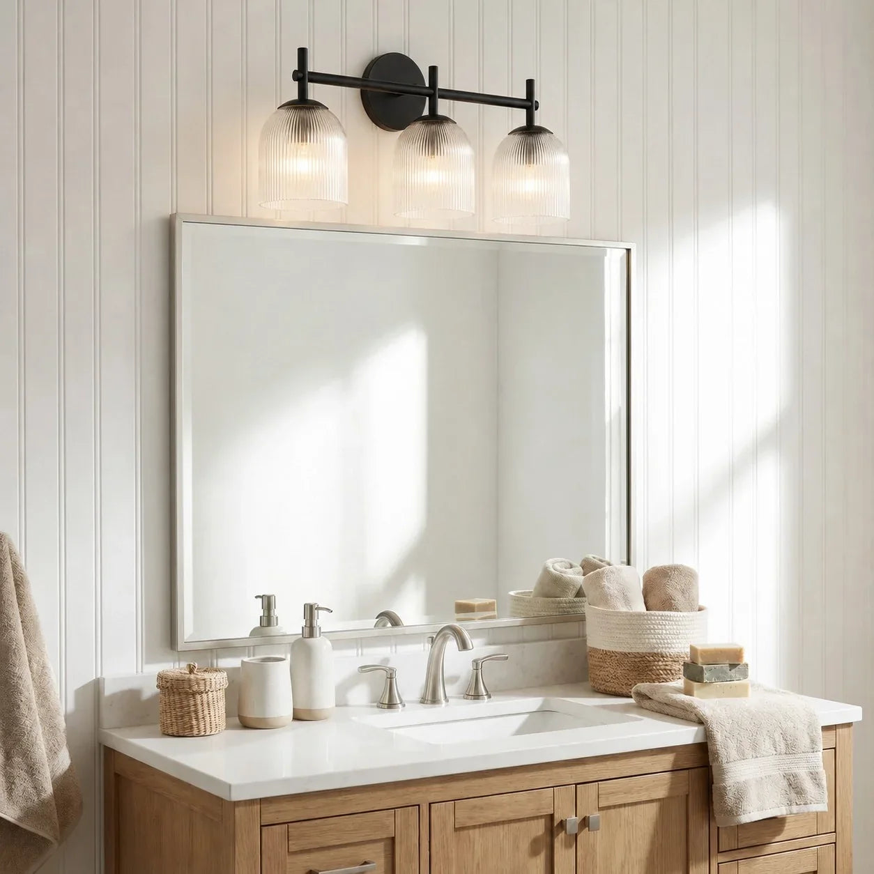 Wandlamp met geribbeld glas en koperen finish voor hal, slaapkamer en badkamer