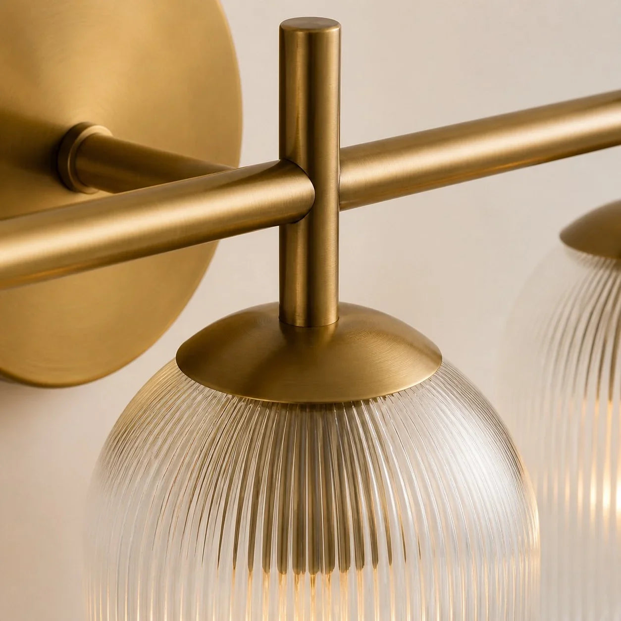 Wandlamp met geribbeld glas en koperen finish voor hal, slaapkamer en badkamer