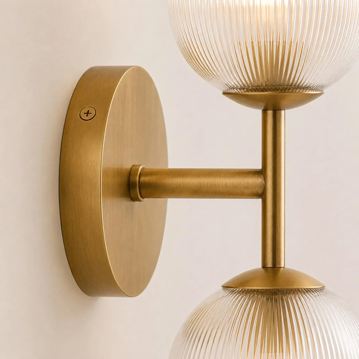 Wandlamp met geribbeld glas en koperen finish voor hal, slaapkamer en badkamer