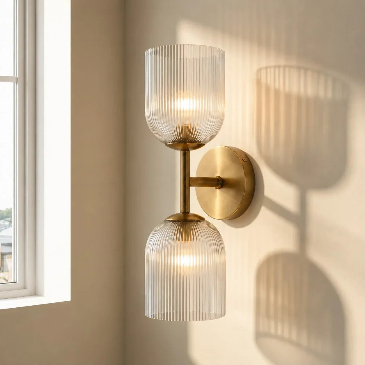 Wandlamp met geribbeld glas en koperen finish voor hal, slaapkamer en badkamer