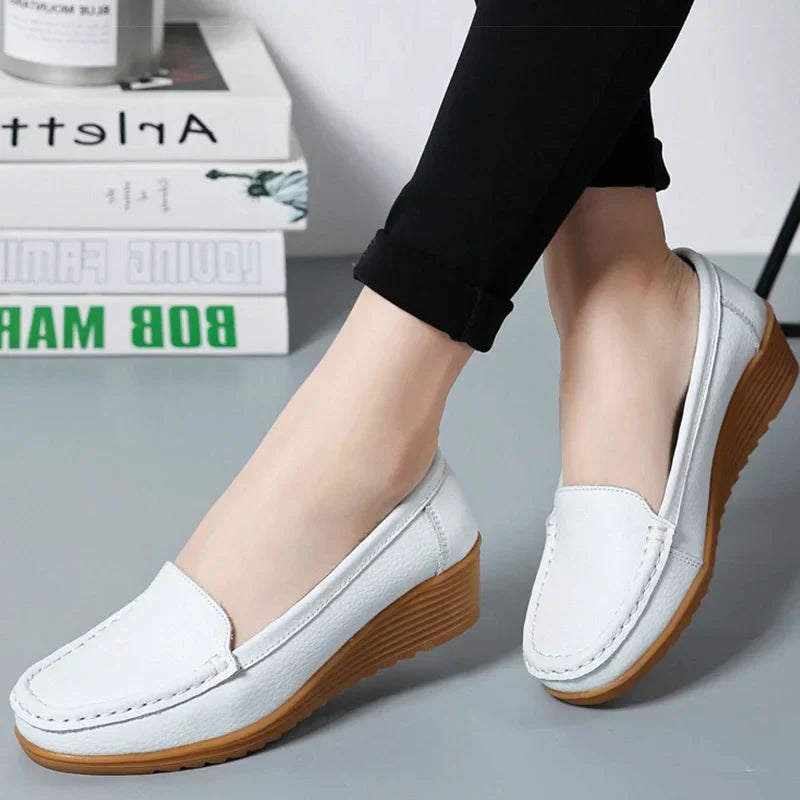 Dames Schoenen: Leren Platte Schoenen met Wigvormige Hakken