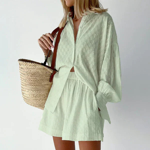 Vrouwelijke Zomeroutfit Blouse en Shorts Luchtig en Stijlvol