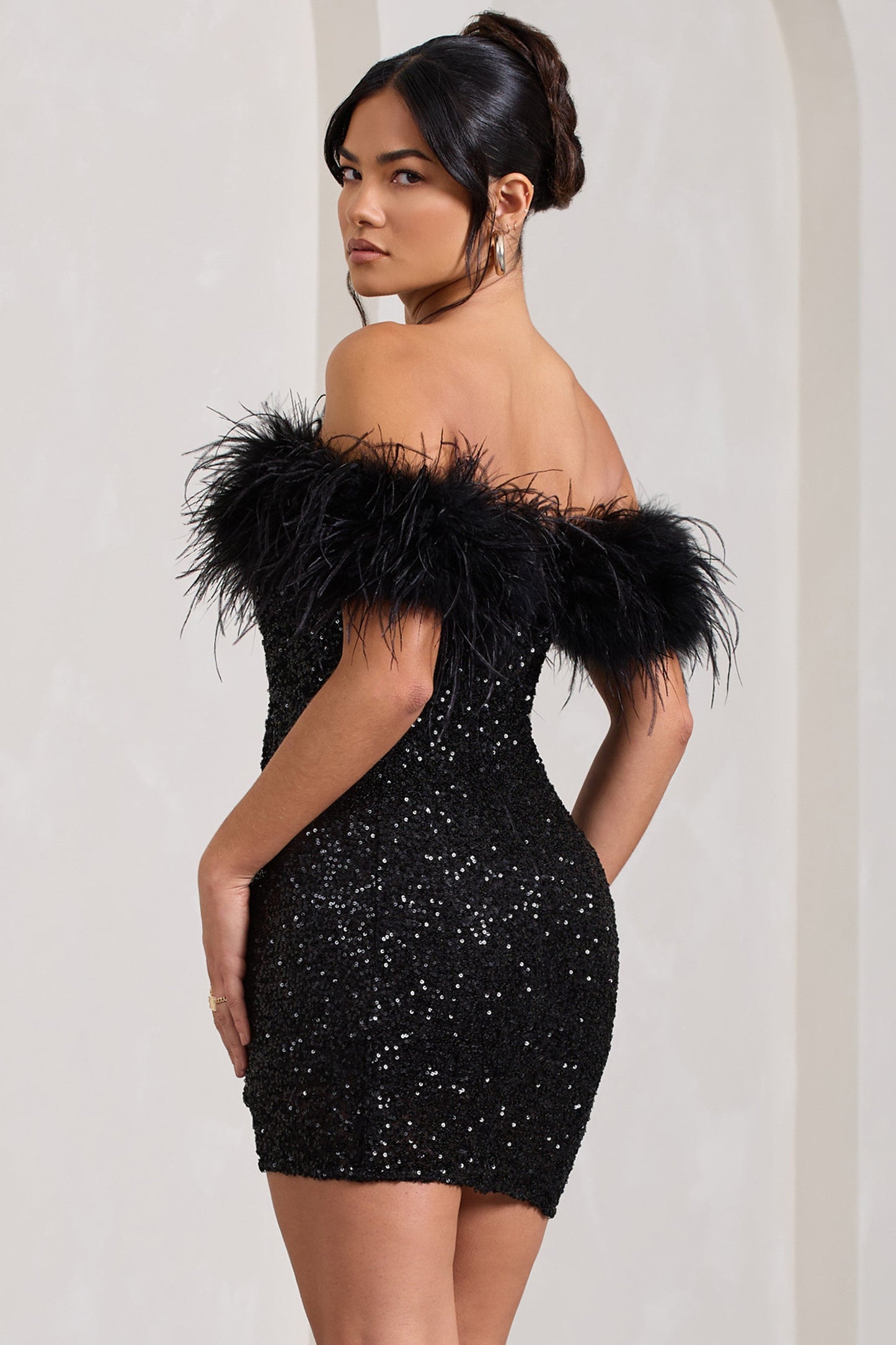 Kleurrijk Minikleed met Pailletten en Off-Shoulder Ontwerp