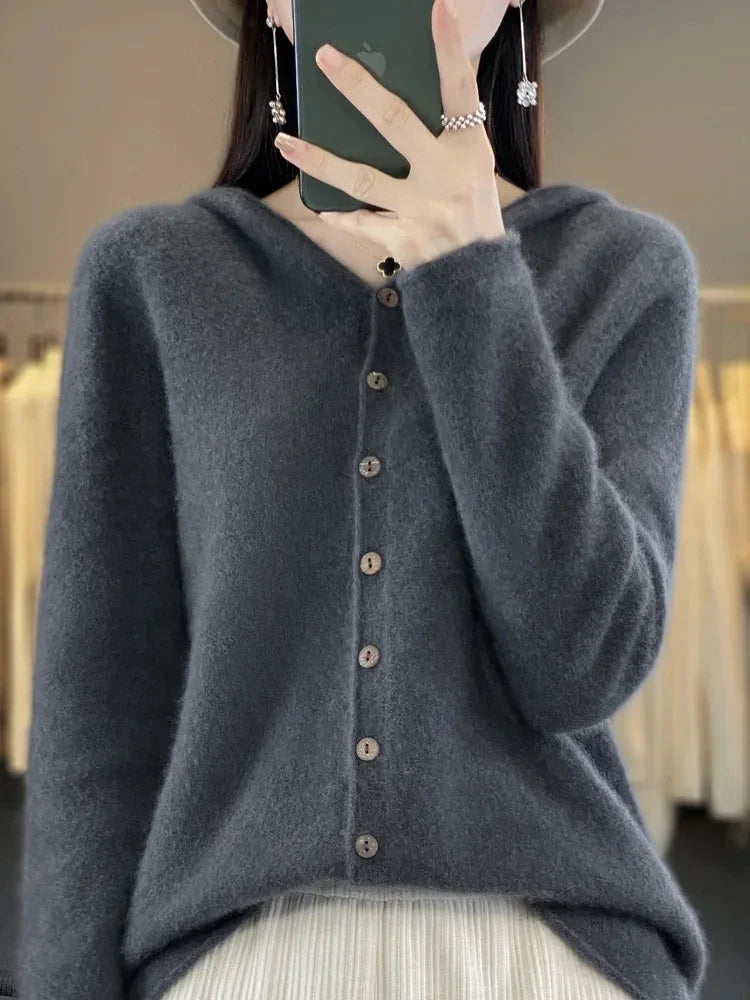 Warren Comfort Trui in grijs, met een capuchon en knoopsluiting aan de voorkant. Deze zachte en comfortabele trui heeft een stijlvolle uitstraling en is perfect voor casual outfits. Het veelzijdige ontwerp maakt het een ideale keuze voor elk seizoen.
