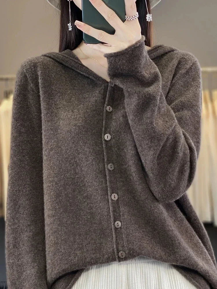 Warren Comfort Trui in een warme, bruine kleur, met een capuchon en knoopsluiting aan de voorkant. Deze trui combineert stijl en comfort met een zachte stof die perfect is voor een casual look. Het tijdloze ontwerp en de verfijnde uitstraling maken deze trui een must-have voor een stijlvolle, dagelijkse outfit.