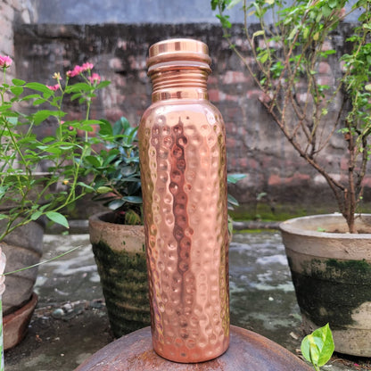 Ayurveda Waterfles Koper 800ML Gehamerd Lekvrij Nachtkastje