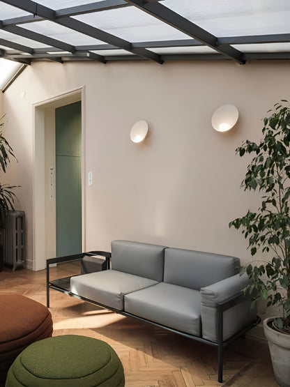 Wandlamp met Houtaccent en Melkglazen Kap – Sfeervolle Minimalistisch Verlichting