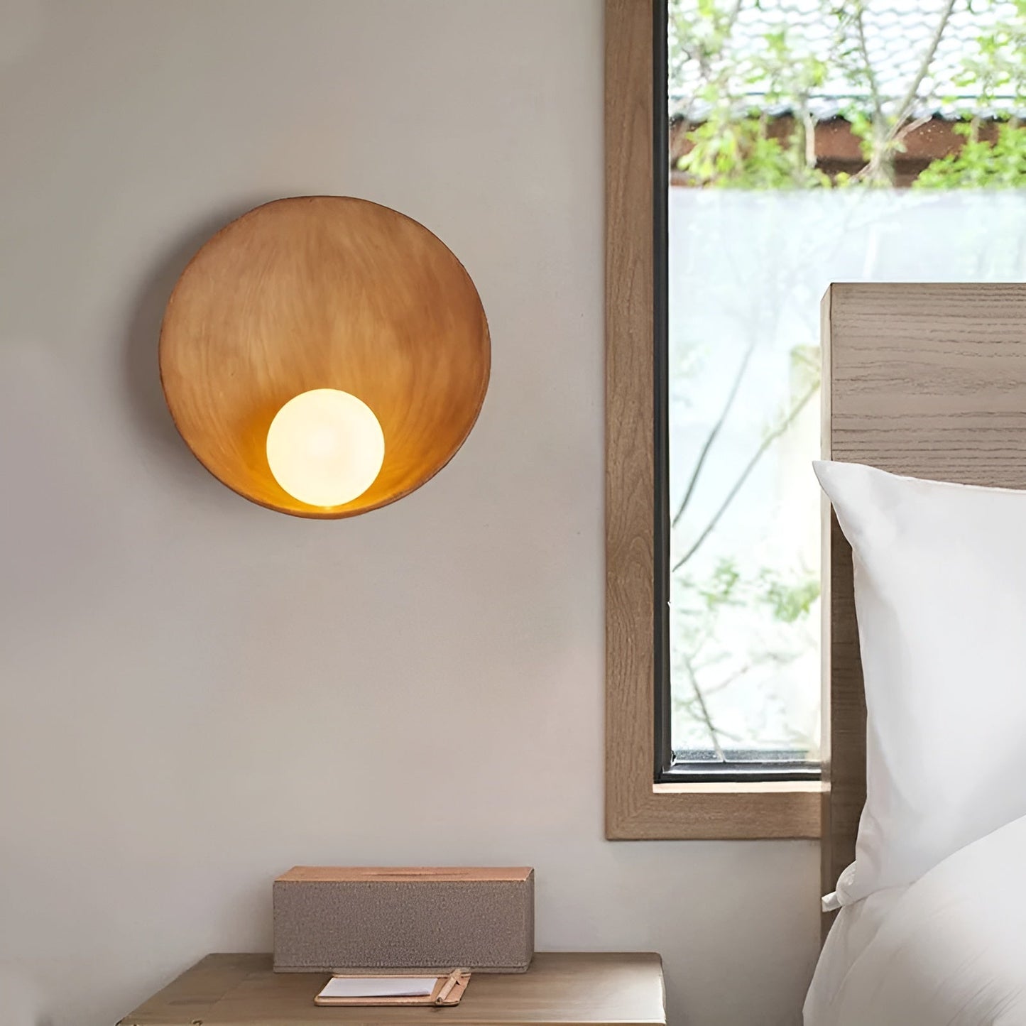 Wandlamp met Houtaccent en Melkglazen Kap – Sfeervolle Minimalistisch Verlichting