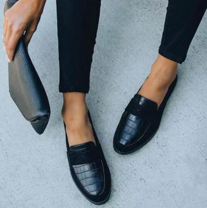 Vrouwelijke Zwart Loafers Met Krokodilprint Leer
