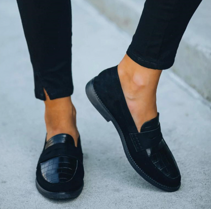Vrouwelijke Zwart Loafers Met Krokodilprint Leer