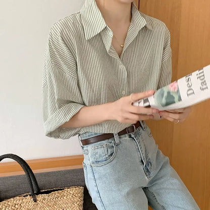 Groene Blouse met Verticale Strepen Moderne Stijl